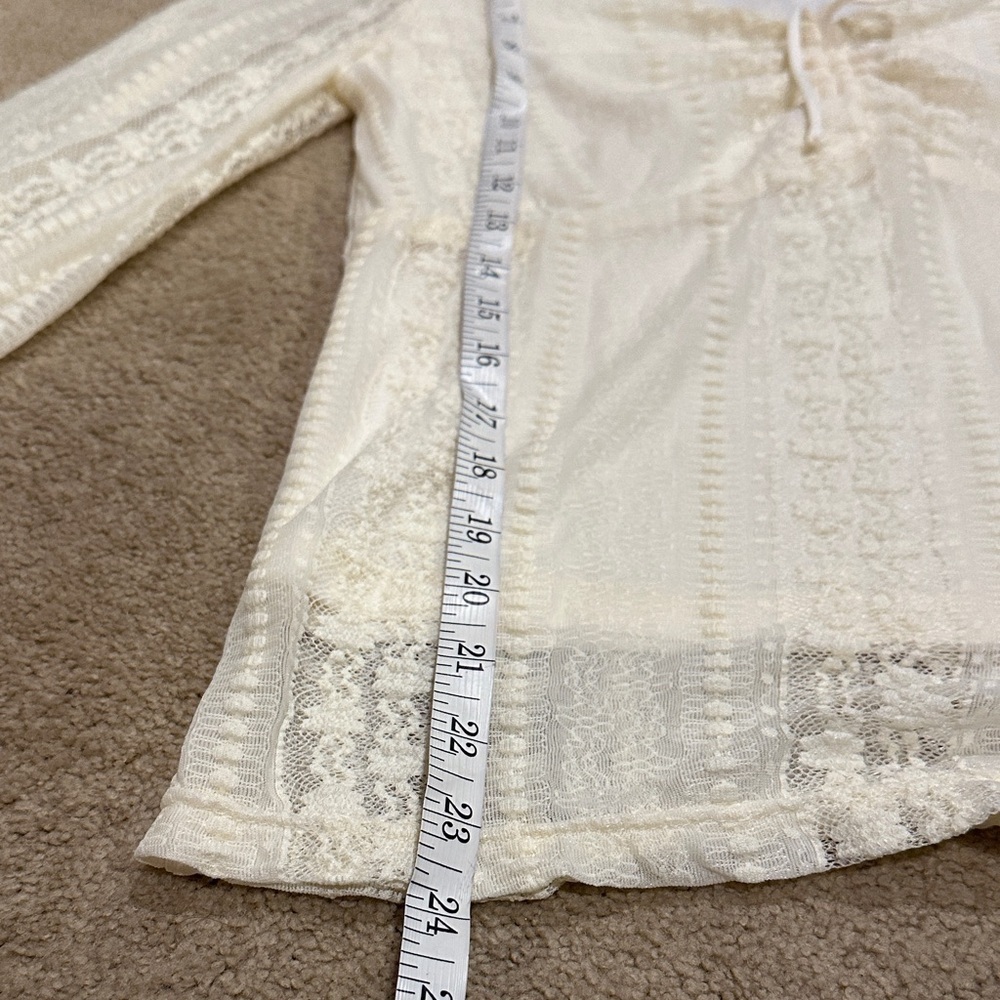 NWOT!! Elegant Lace Detail Blouse in Cream - Picture 5 of 7